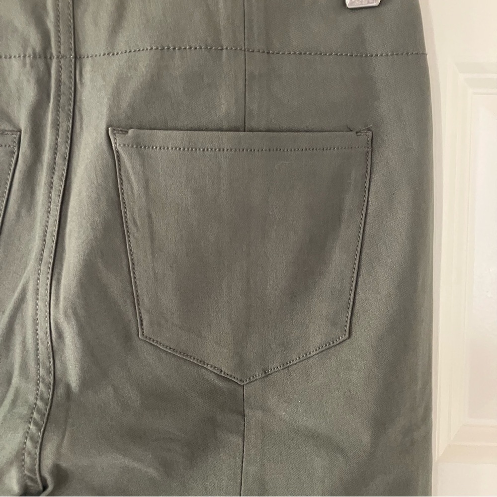 NIC+ZOE Greenish Gray Wonderstretch Pocket Straight Leg Pants (2) - Picture 5 of 10